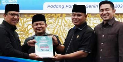 Pj Wako Sonny serahkan naskah LKPJ Kota Padang Panjang, Senin (6/5/2024) kemaren, dan diterima Ketua DPRD, Mardiansyah.